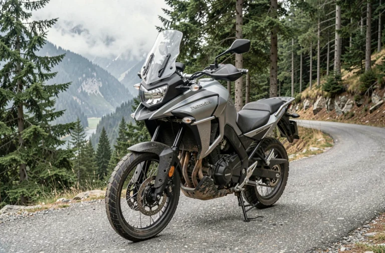 Honda CB500X garée sur une route de montagne sinueuse entourée de forêt de pins, vue en 3/4 avant avec détails du carénage et des pneus